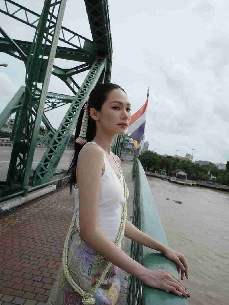 บิ๊นท์ สิรีธร กับแฟชั่นพวงมาลัยรัดเกล้า สวยฉ่ำละลายใจชาวเน็ต
