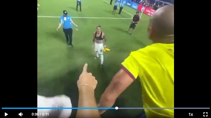 นูเนซพยายามฟาดเก้าอี้แฟนชาวโคลอมเบียแต่ถูกร.ป.ภ.ขัดขวางไว้