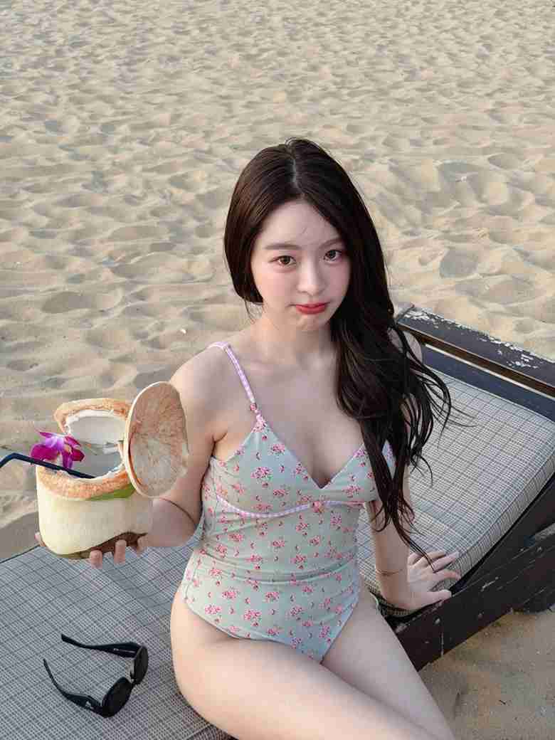 เบล พิชญธิดา เสิร์ฟความสวยแซ่บ ใส่ชุดว่ายน้ำริมทะเล