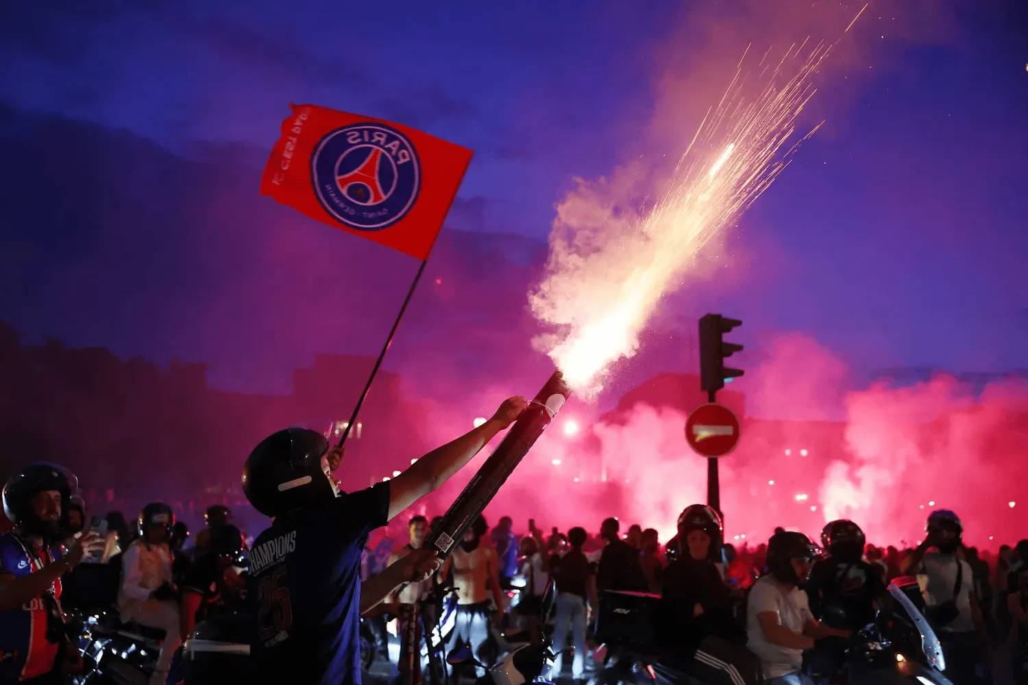 Hỗn loạn! Hàng nghìn CĐV gây rối ở trung tâm Paris, cảnh sát bắt giữ hơn 200 người