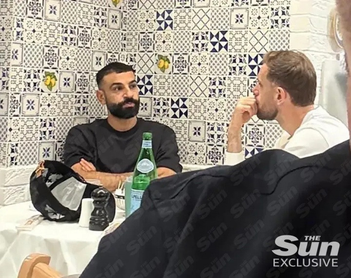 The Sun: Salah và Henderson dùng bữa cùng nhau, Henderson trả lời nhiều câu hỏi