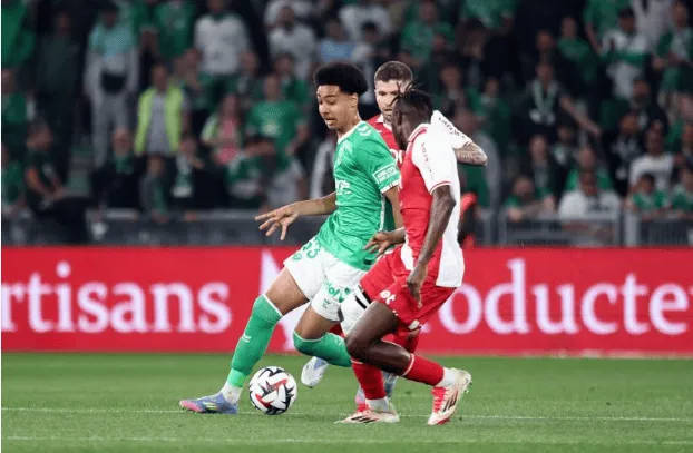 L’Équipe: Chelsea ra giá 8 triệu euro cho tiền đạo 17 tuổi N'Guessan, Saint-Étienne đòi 12,5 triệu euro