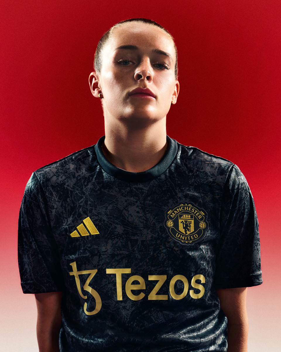 Adidas × Manchester United × Stone Roses loạt quần áo chung