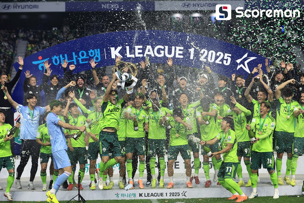 '10번째 우승 자축' 전북, 대전 완파→홈 팬들 앞에서 '대관식'... 포옛 감독 “긍정적인 미팅, 내년도 ‘우승’이 목표”