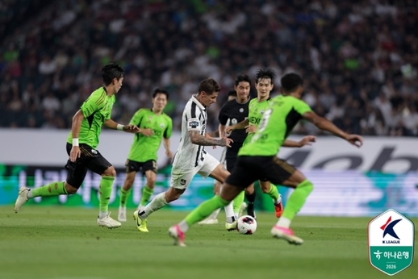선두 서울, 2위 전북과 0-0 무승부…부천은 강원 3-0 완파