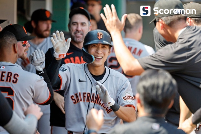 이정후, 10경기 연속 안타에 멀티 출루 …8월 타율 0.338