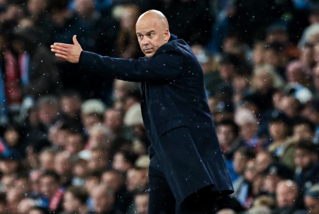 Huyền thoại Liverpool chỉ trích: “Hàng phòng ngự tệ không tưởng, sắp tháng 12 rồi vẫn không khá lên!”