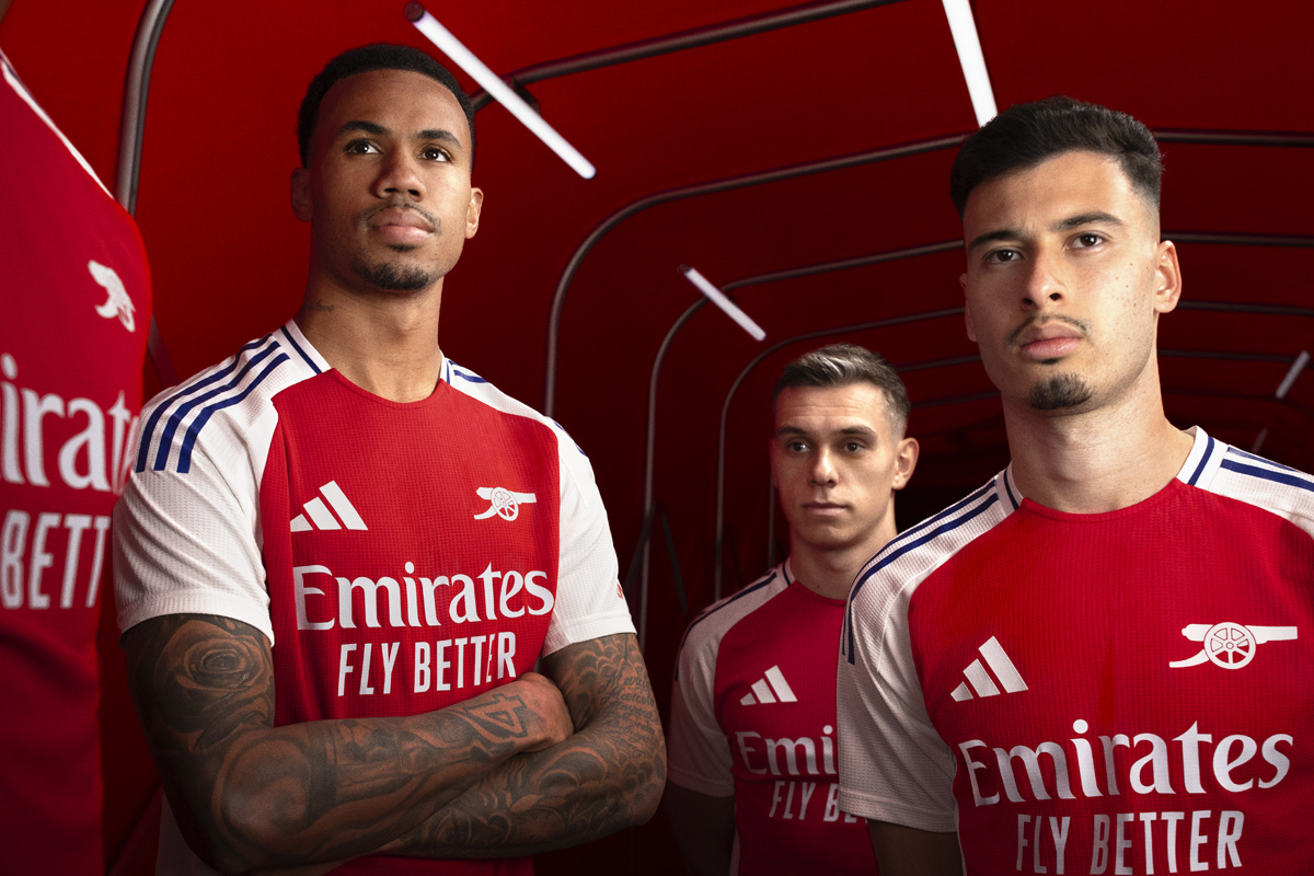 Áo thi đấu sân nhà của Arsenal cho mùa giải 2024-25