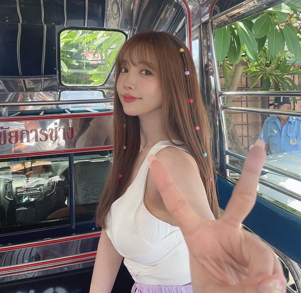 พัทยาลุกเป็นไฟ ยูอะ มิคามิ อวดภาพชุดว่ายน้ำ นั่งรถสองแถว