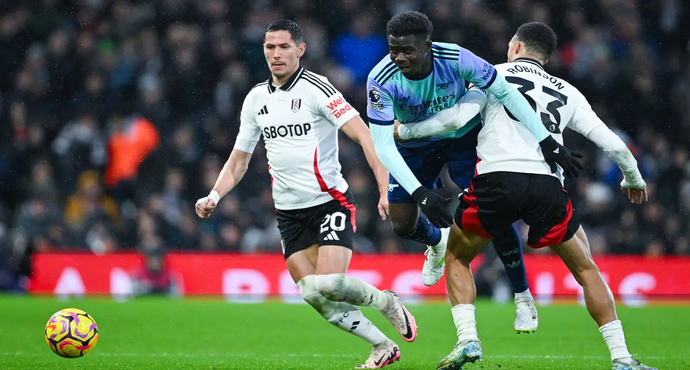 Photo: Fulham's Tight Defensive Line Frustrates Arsenal