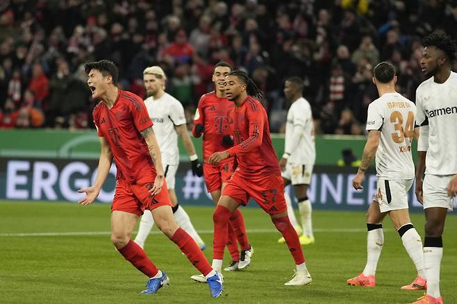 레버쿠젠 상대 공 다투는 김민재