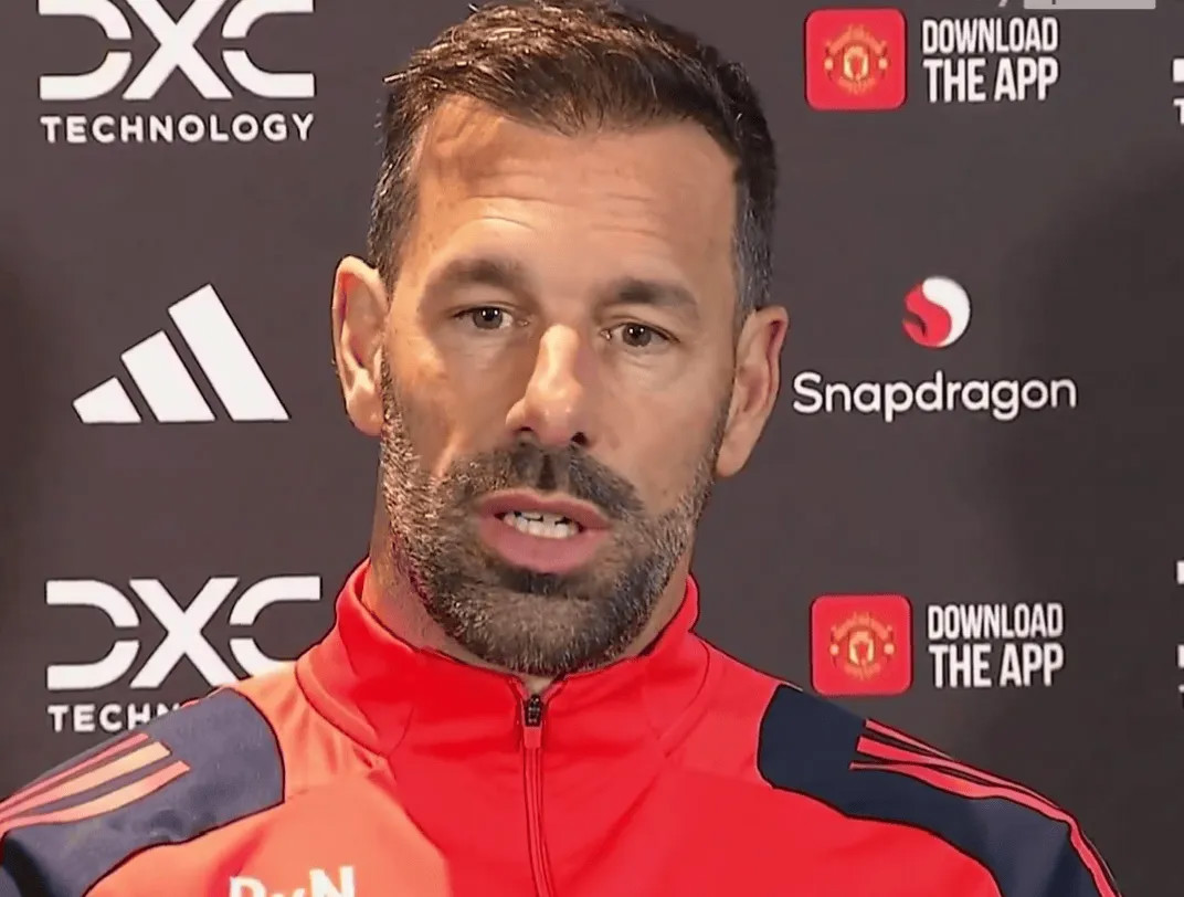 van Nistelrooy: Tôi muốn ở lại Man Utd; Ten Hag vẫn yêu Man Utd và tự hào đã dẫn dắt đội bóng giành 2 danh hiệu trong 2 năm