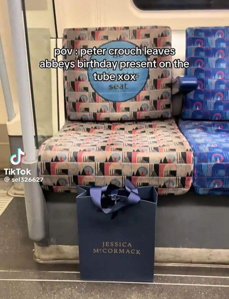 The Sun: Crouch bỏ quên quà sinh nhật của vợ trên tàu điện ngầm, hành khách tốt bụng trả lại
