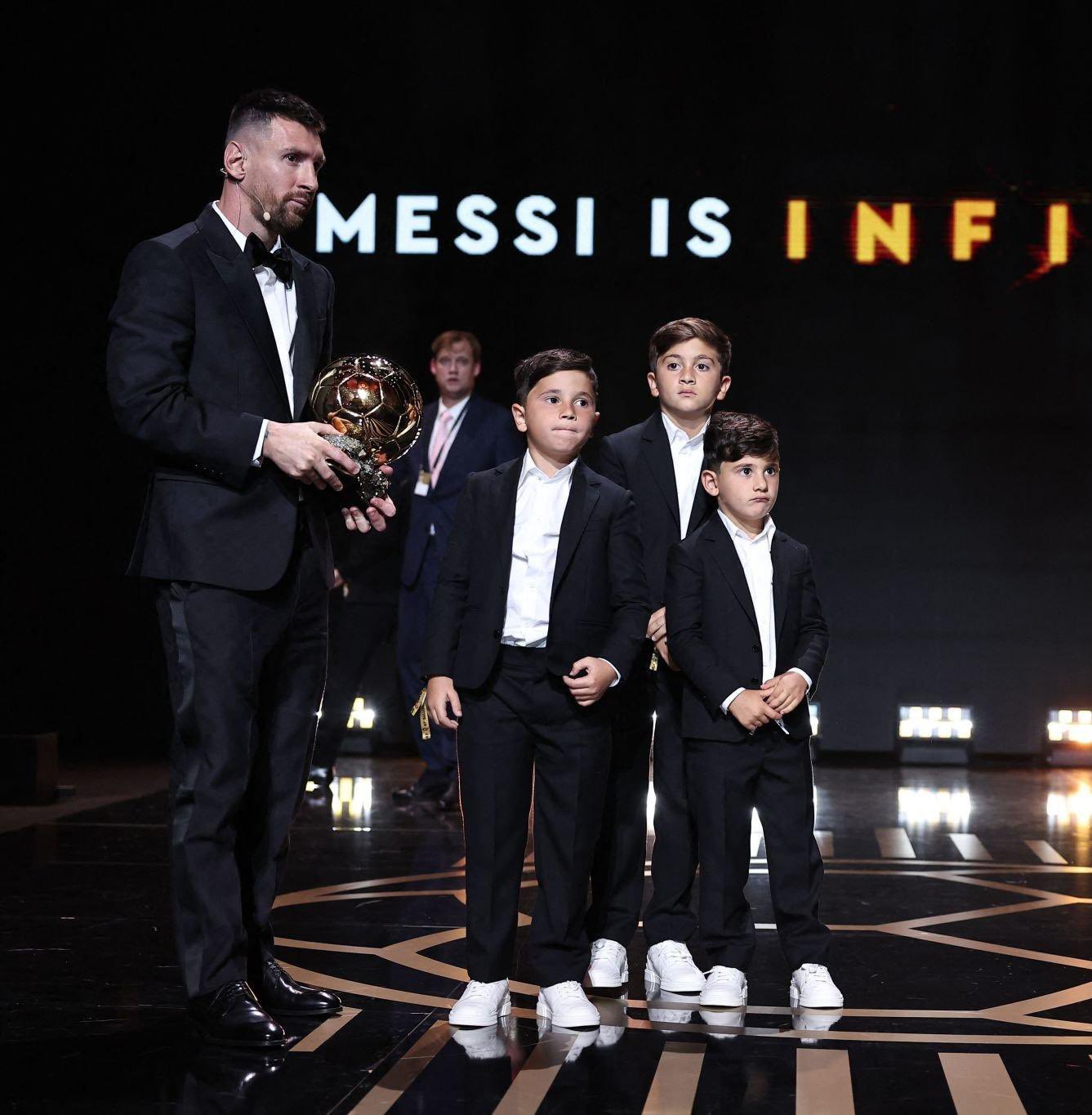 Lionel Messi giành danh hiệu Quả Bóng Vàng thứ 8 trong sự nghiệ