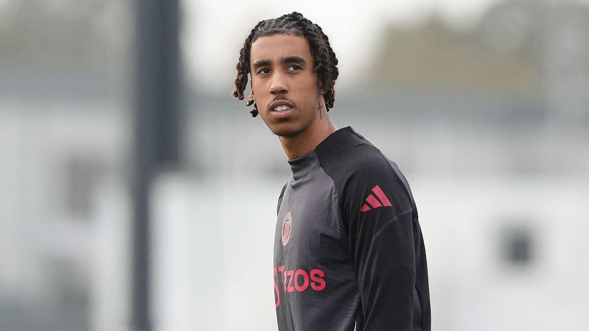 ​Leny Yoro có thể ra mắt Man United trong trận đấu với Arsenal