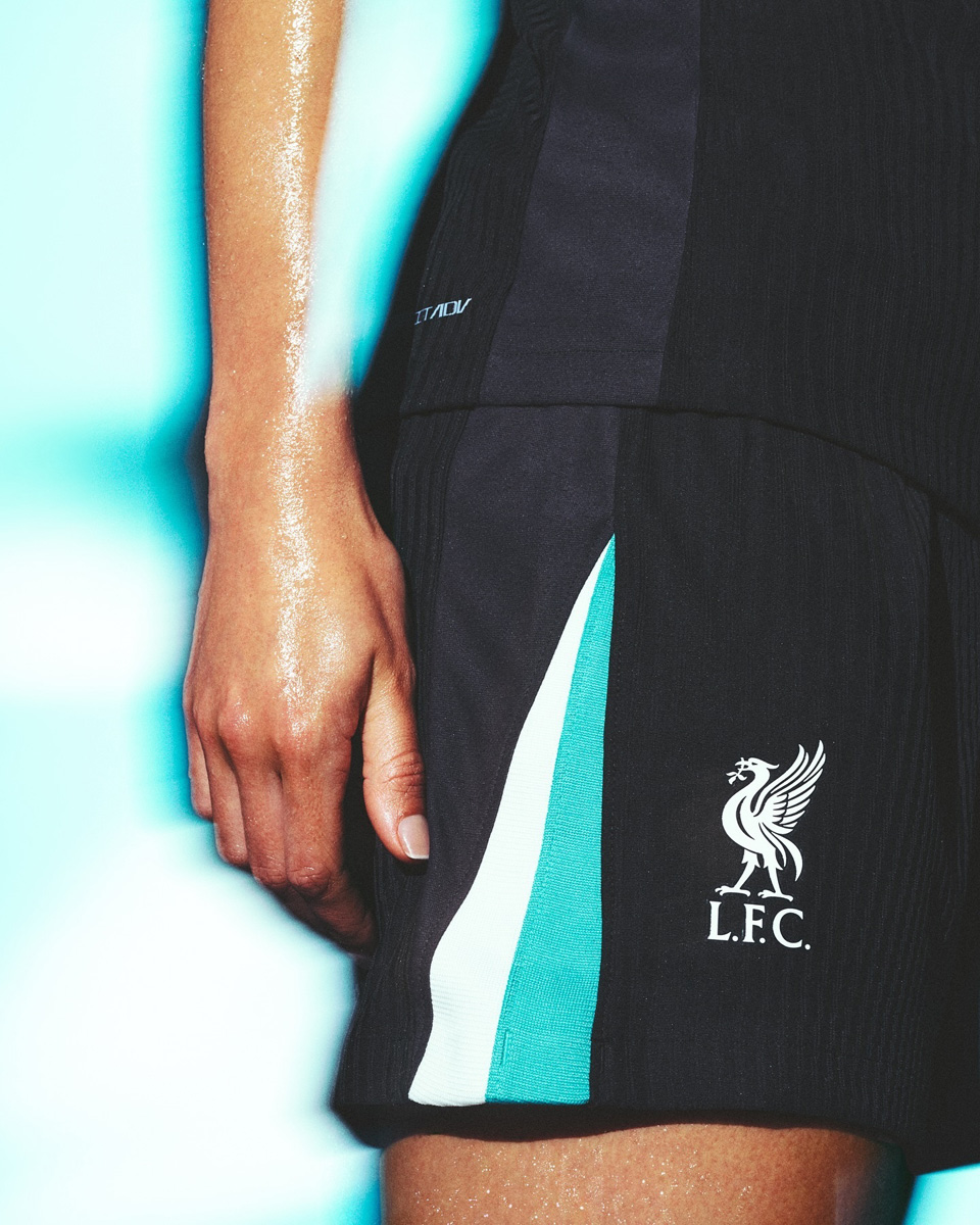 Áo đấu sân khách Liverpool cho mùa giải 2024-25