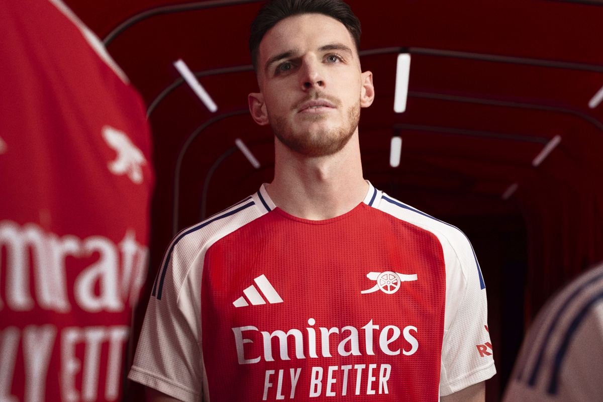 Áo thi đấu sân nhà của Arsenal cho mùa giải 2024-25