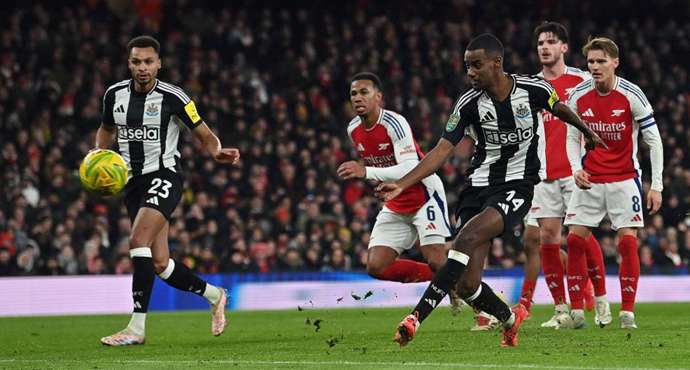 อีเอฟแอลคัพ - อิซัคทำประตู นิวคาสเซิลบุกเอาชนะอาร์เซนอล 2-0