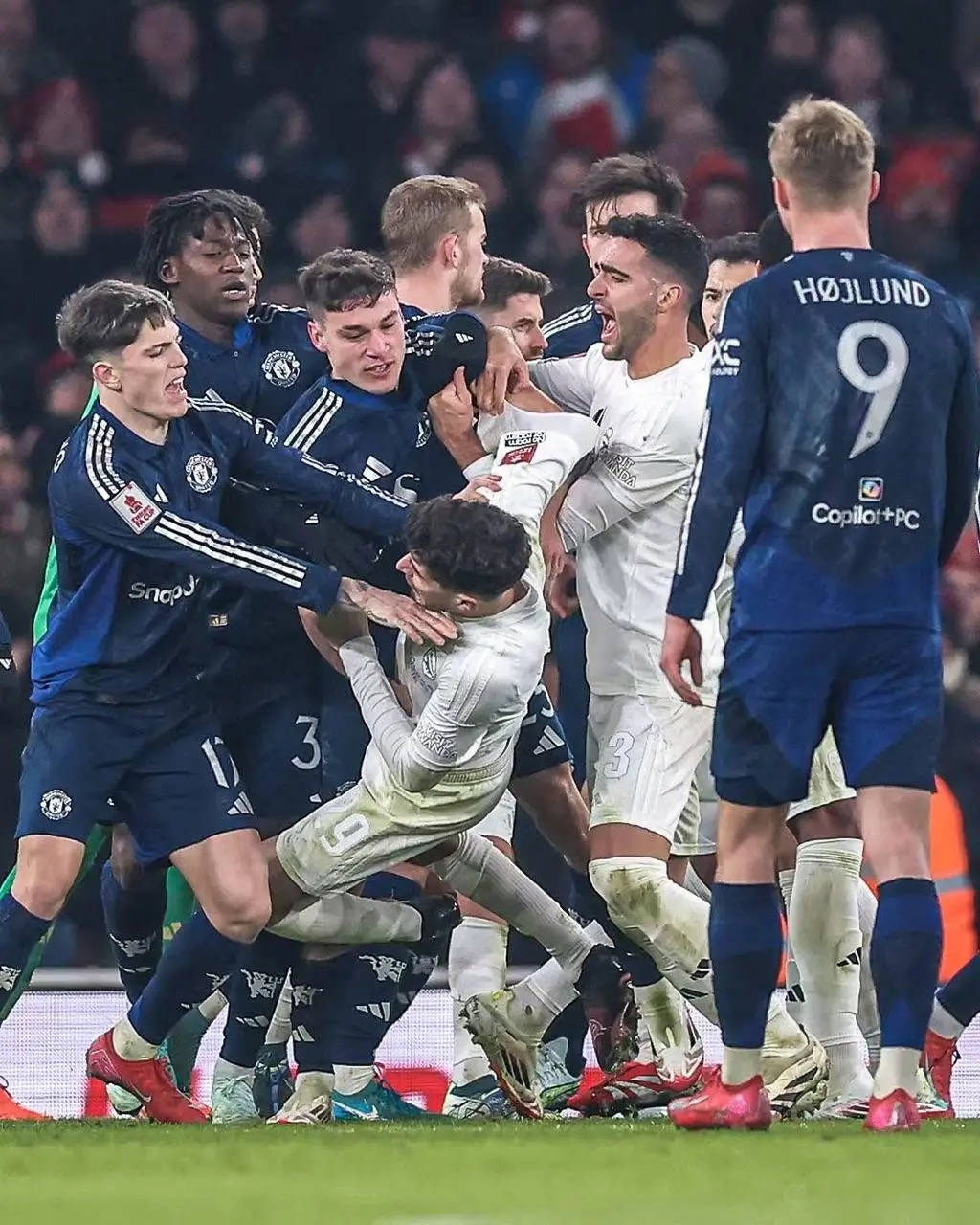 Arsenal 1-1 Manchester United (sút luân lưu 3-5) | Bayindir xuất sắc cản phá, Man Utd 10 người loại Arsenal trong loạt sút luân lưu