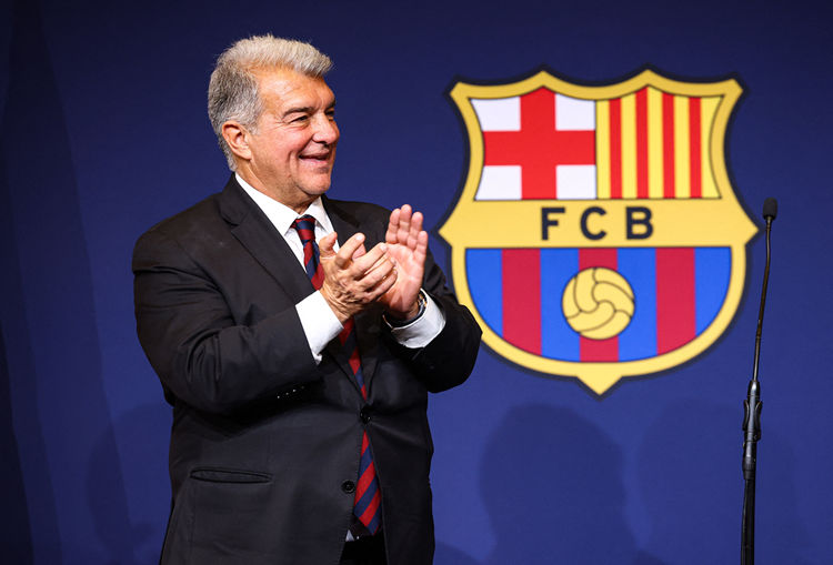 Laporta: Flick muốn đợi hết mùa mới gia hạn, Barca tiếp tục lấy học viện làm nền tảng
