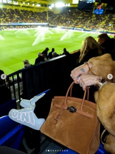 Quá nóng bỏng! Bạn gái người mẫu của Vinícius đến sân cổ vũ, từ áo đến giày đều mang dấu ấn Vinícius