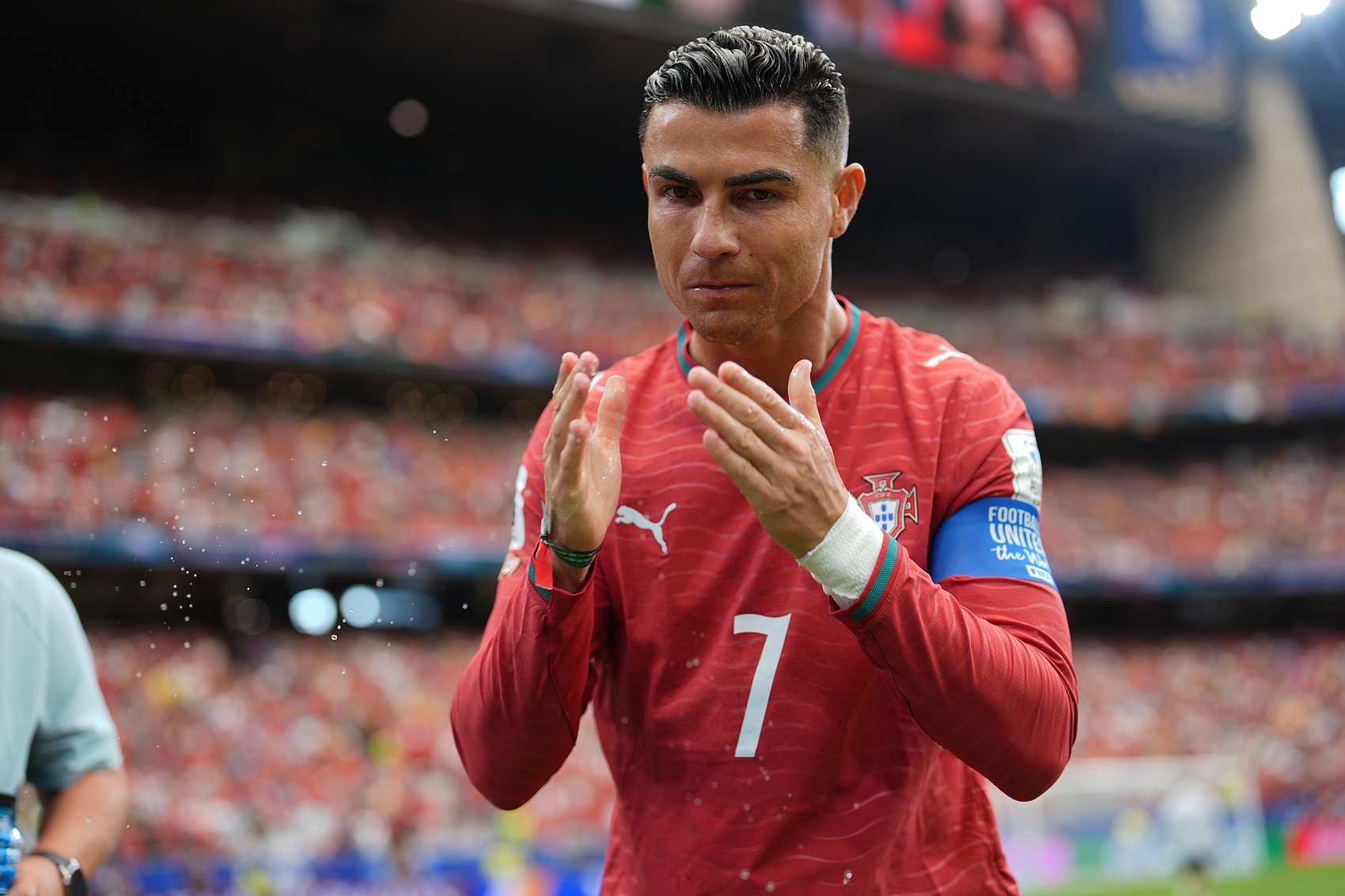 Rooney: Ronaldo hẳn đã rất tức giận khi thấy Messi lập hat-trick, nhưng chính sự tức giận đó đã tiếp thêm động lực cho anh ấy