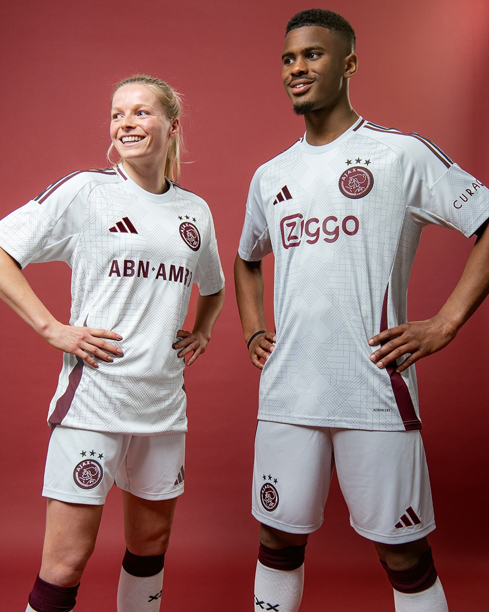 Áo sân khách thứ hai của Ajax mùa giải 2024-25