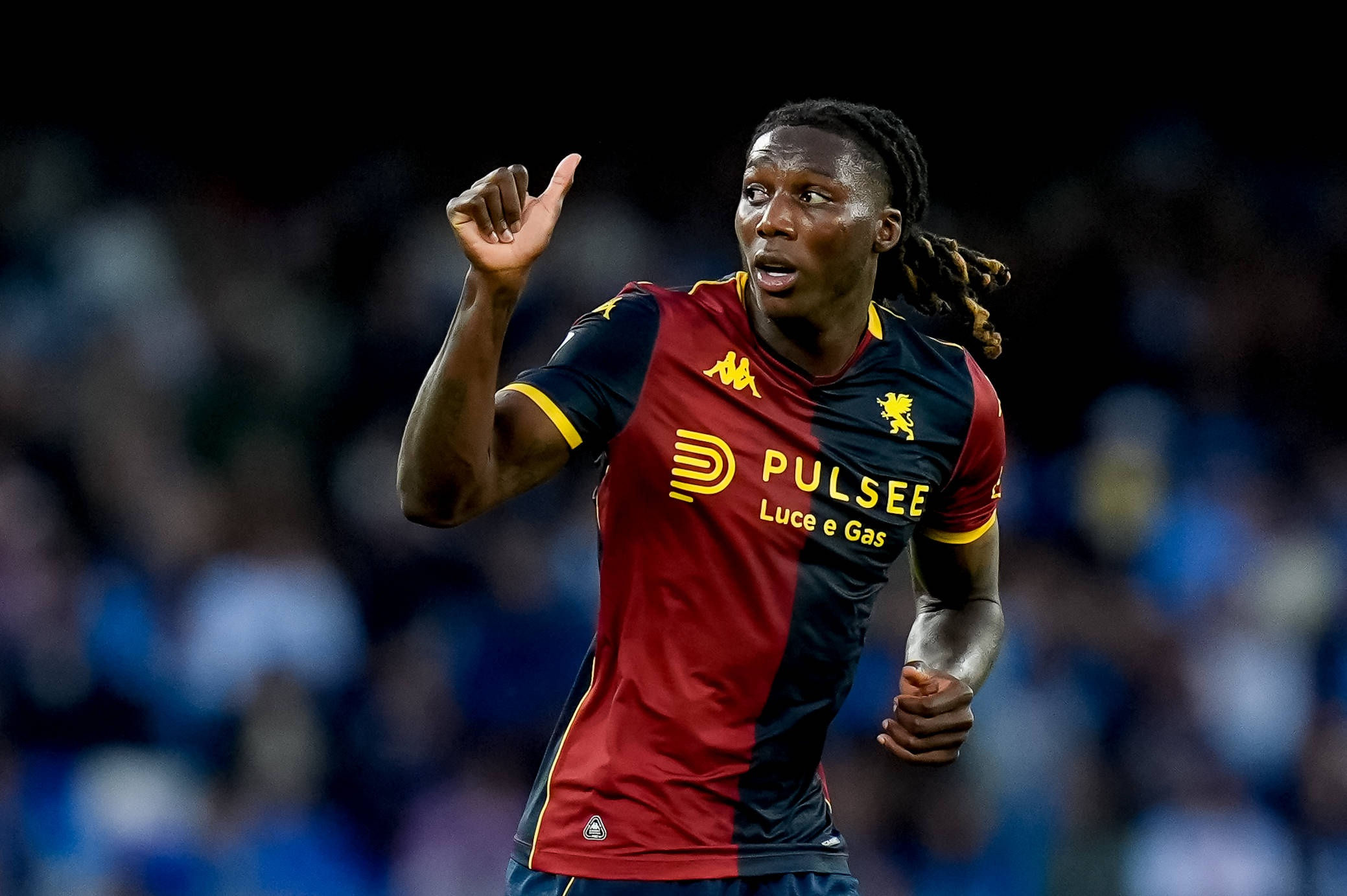 Juventus và Napoli đang quan tâm đến hậu vệ cánh Cuffy của Genoa, trong khi Arsenal đề nghị chia sẻ một phần phí chuyển nhượng