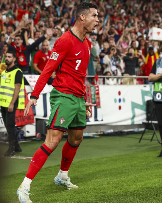 Cristiano Ronaldo vào rân từ ghế dự bị, ghi bàn thắng 901 trong sự nghiệp