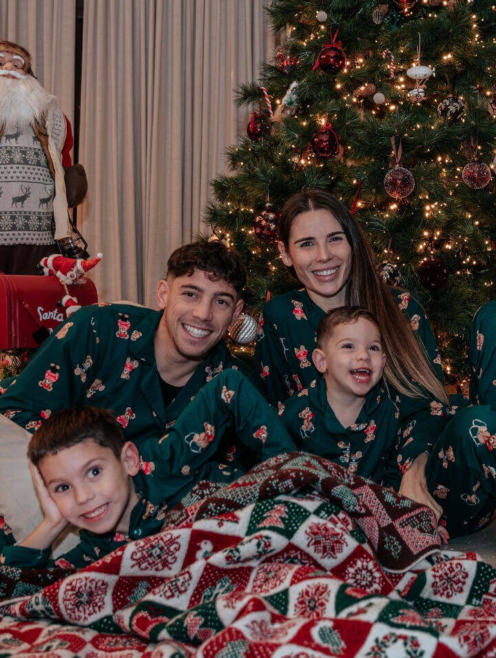 Không khí Giáng Sinh đỏ rực! Các cầu thủ khoe ảnh gia đình dịp Giáng Sinh