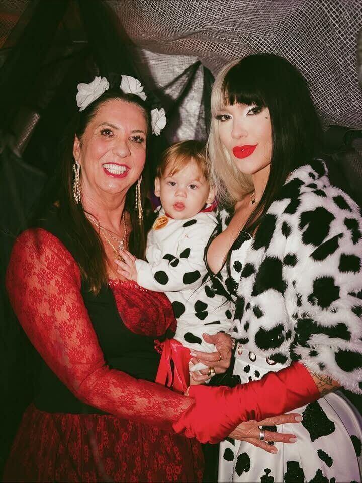 Gặp gia đình! Bạn gái Vinícius và mẹ của cô ấy đến thăm Madrid, cùng nhau trải qua Halloween và xem Real Madrid với mẹ Vinícius