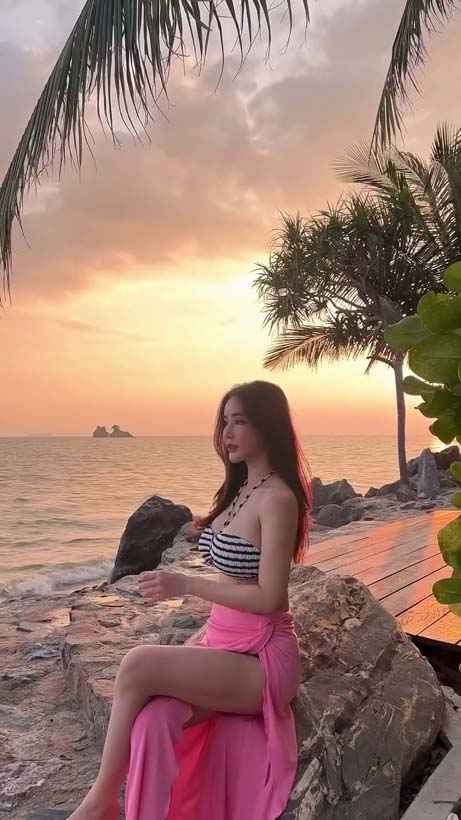 จิรารัตน์ สาวสวยและแสงอาทิตย์ยามเย็นช่วยเสริมกัน