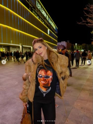 Quá nóng bỏng! Bạn gái người mẫu của Vinícius đến sân cổ vũ, từ áo đến giày đều mang dấu ấn Vinícius