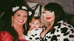 Gặp gia đình! Bạn gái Vinícius và mẹ của cô ấy đến thăm Madrid, cùng nhau trải qua Halloween và xem Real Madrid với mẹ Vinícius