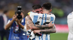 De Paul: Sau vô địch World Cup, Messi tặng toàn đội điện thoại bản vàng, thật may mắn có được người thủ lĩnh như thế