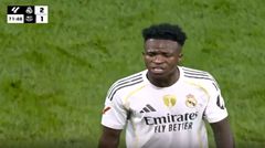 Vinícius không vui khi bị thay ra và trực tiếp trở về phòng thay đồ