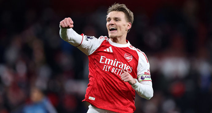Chỉ 23 phút và 14 lần chạm bóng, Ødegaard cứu rỗi Arsenal