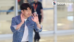 손흥민, 시즌 마치고 귀국…환한 미소로 팬들에 손인사