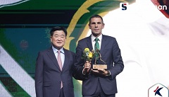 K리그1 감독상 전북 포옛 "첫 해부터 상 받아 영광… 내게 시즌 MVP는 박진섭"
