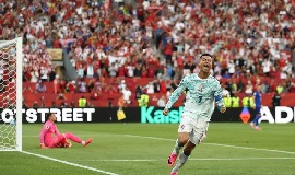 월드컵｜포르투갈, 크로아티아에 2-1 극적 역전승... 라모스 94분 헤더 결승골, C. 호날두는 결승전 토너먼트 첫 골 기록