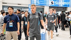EPL 뉴캐슬, 환영 받으며 입국… ‘신입’ 박승수는 태극기 휘날렸다