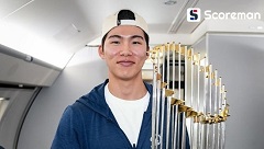 '韓 최초 역사' 김혜성, WS 우승 트로피 안고 미소…4일 LA 카퍼레이드 참가