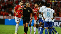 Conversa inusitada do árbitro com jogadores de Inter e Cruzeiro: 'Aqui não tem mimimi. É futebol, não é missa'