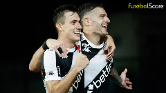 Vasco goleia Fortaleza com dois gols de Vegetti e sai do Z-4 do Brasileirão na volta de Diniz a São Januário