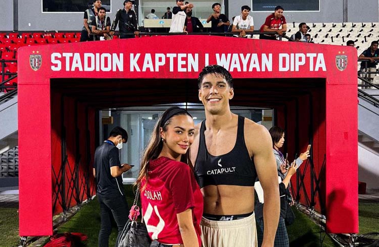 โดโรธี เพ็ทโซลด์ นางแบบสาวสุดเซ็กซี่ หวานใจปราการหลังช้างศึก ชุดสู้ศึกเอเชียนคัพ 2023