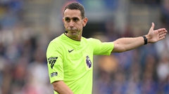 กรรมการอังกฤษถูกวิพากษ์วิจารณ์ว่าเป็น 'ผู้ตัดสินที่แย่ที่สุดในวงการฟุตบอล' หลังจากเกิดความขัดแย้งกับพีเอสวี