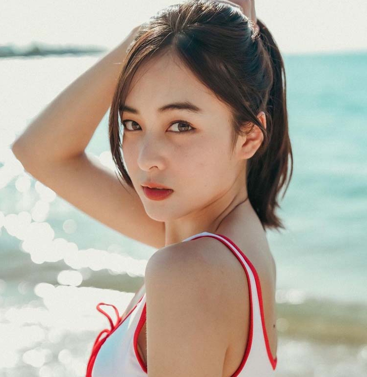 ไอซ์ วรัลพัชร์ ไอดอลสาวสุดฮอต อดีตดาวคณะฯ มหาลัย กับชุดทูพีซเขย่าใจ
