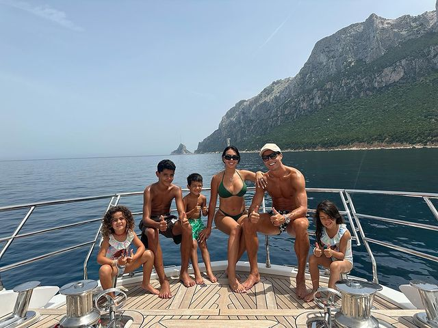 เรือยอทช์ของ Cristiano Ronaldo มูลค่า 5.5 ล้านปอนด์ มีห้องพักหรูหรา 5 ห้องและห้องน้ำ 6 ห้อง
