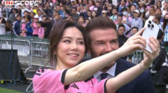 แฟนตาซี!!! นักร้องจีนเติ้ง จื่อฉีถ่ายรูปกับเบ็คแฮมก่อนเกม และได้รับลายเซ็นบนเสื้อจากเบ็คแฮม