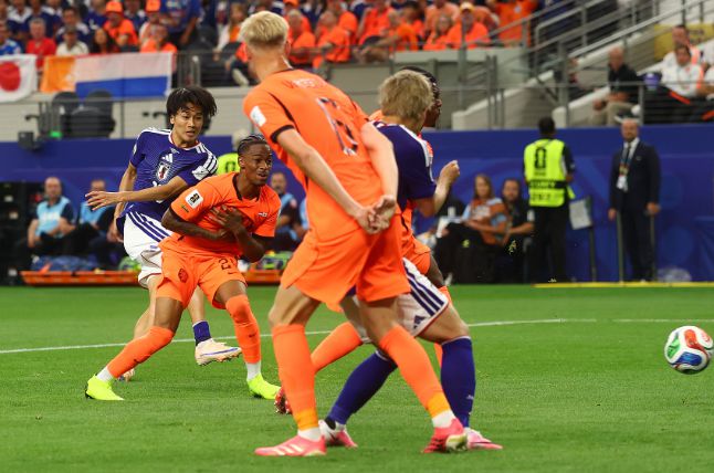 Hai lần gỡ hòa! Nhật Bản cầm hòa Hà Lan 2-2, Kamada bất đắc dĩ đánh đầu cứu thua